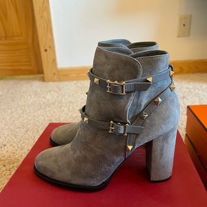 Valentino Rockstud Light Grey Suede Studded Ankle Block Heel Booties Size 40 EU